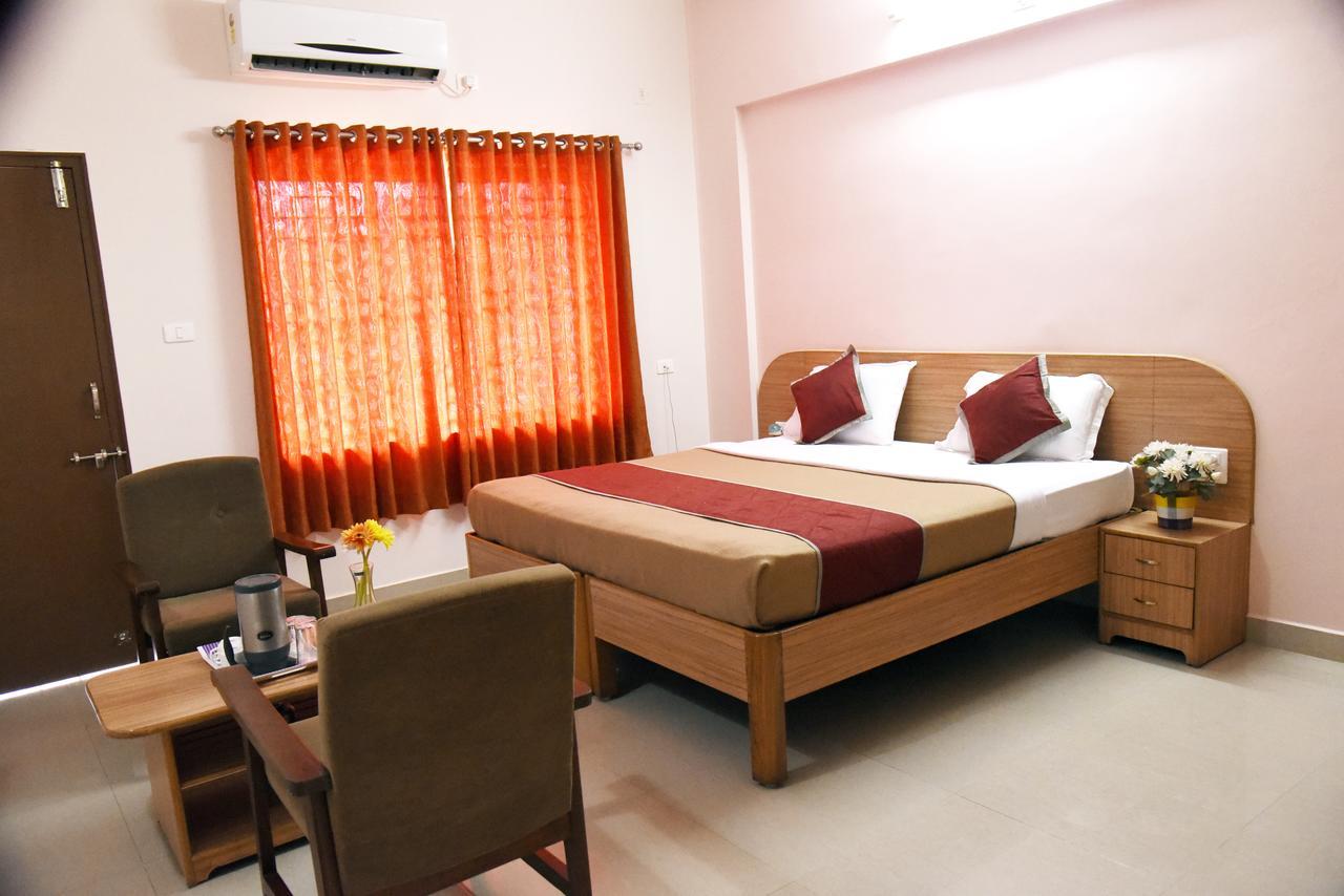 Hotel Slr Residency Subrahmanya Exteriér fotografie